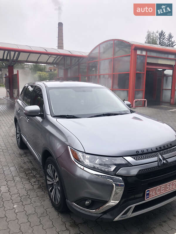 Позашляховик / Кросовер Mitsubishi Outlander 2019 в Львові