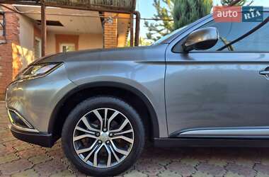 Внедорожник / Кроссовер Mitsubishi Outlander 2017 в 