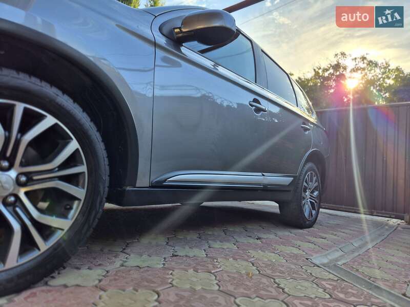 Внедорожник / Кроссовер Mitsubishi Outlander 2017 в Запорожье