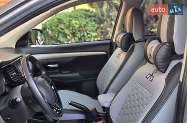 Внедорожник / Кроссовер Mitsubishi Outlander 2017 в 