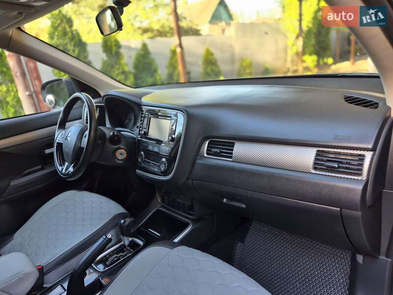 Внедорожник / Кроссовер Mitsubishi Outlander 2017 в Запорожье