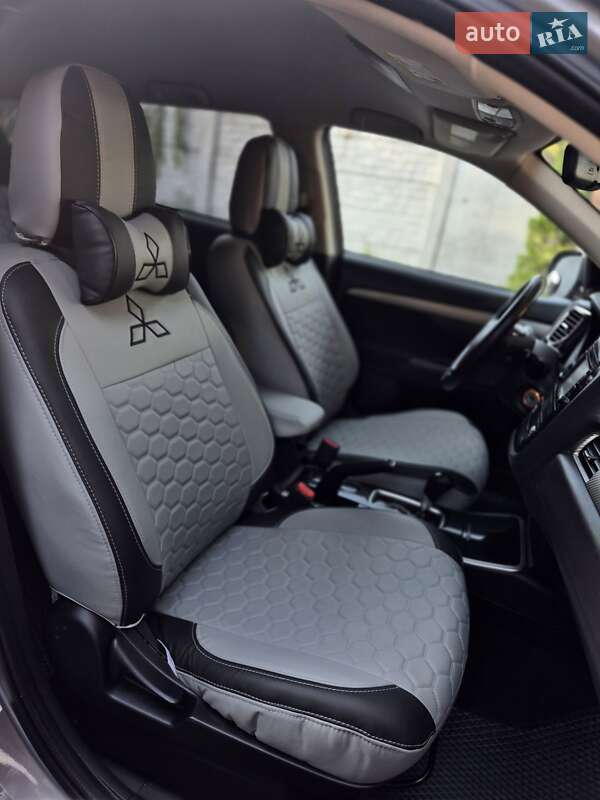 Внедорожник / Кроссовер Mitsubishi Outlander 2017 в Запорожье