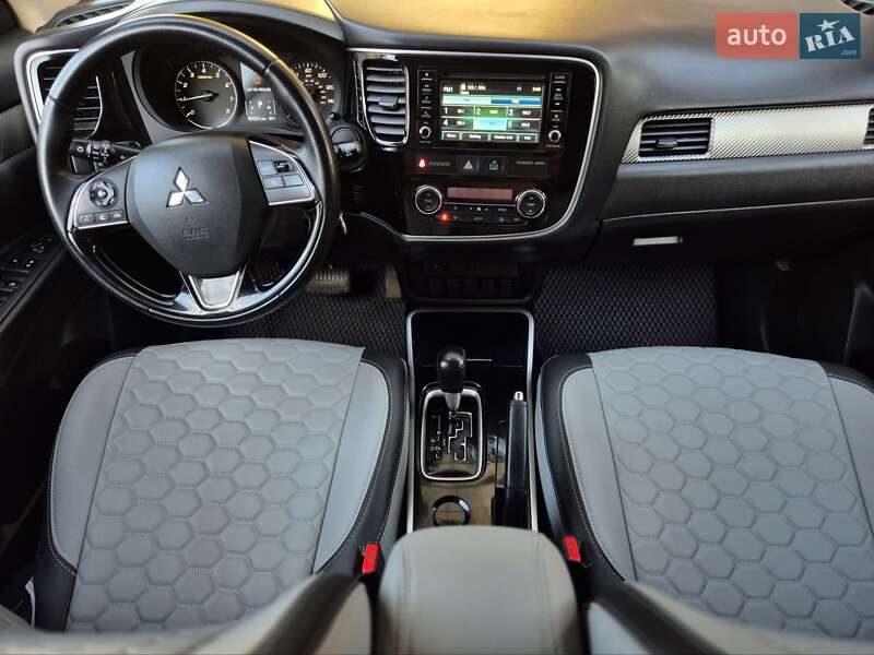 Внедорожник / Кроссовер Mitsubishi Outlander 2017 в Запорожье