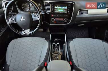 Внедорожник / Кроссовер Mitsubishi Outlander 2017 в 