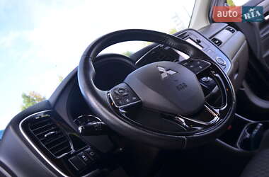 Внедорожник / Кроссовер Mitsubishi Outlander 2013 в 