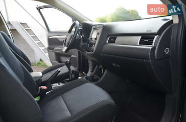 Внедорожник / Кроссовер Mitsubishi Outlander 2013 в 