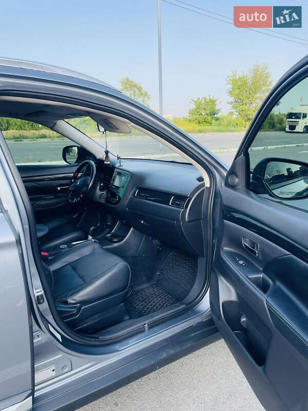 Позашляховик / Кросовер Mitsubishi Outlander 2016 в Києві