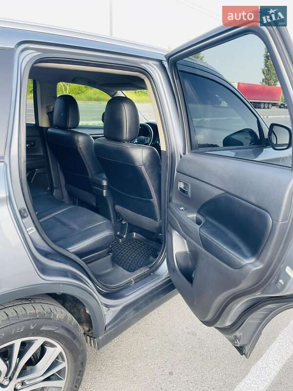 Позашляховик / Кросовер Mitsubishi Outlander 2016 в Києві