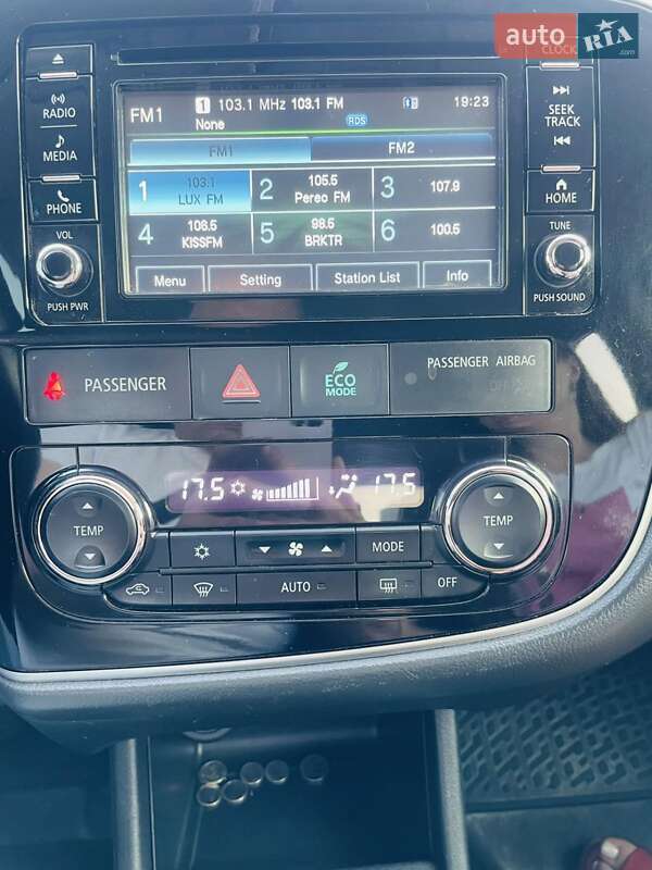 Позашляховик / Кросовер Mitsubishi Outlander 2016 в Києві