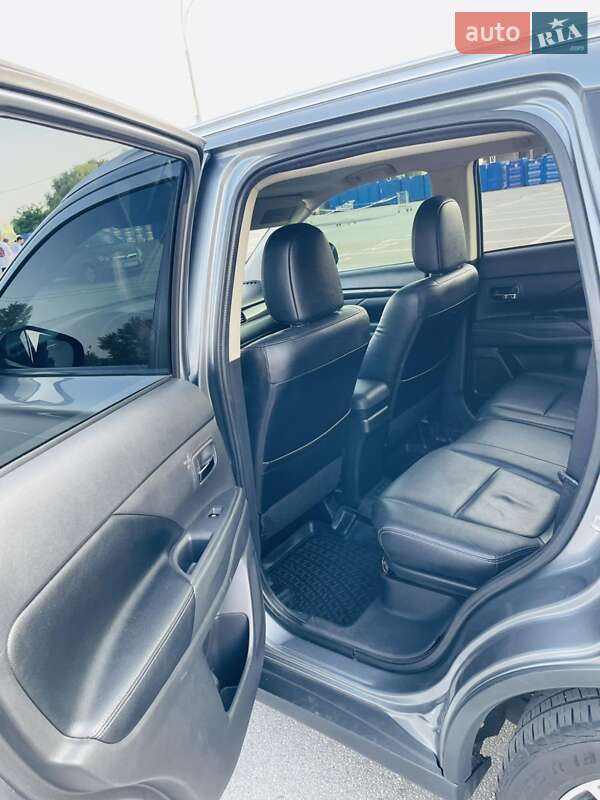 Позашляховик / Кросовер Mitsubishi Outlander 2016 в Києві