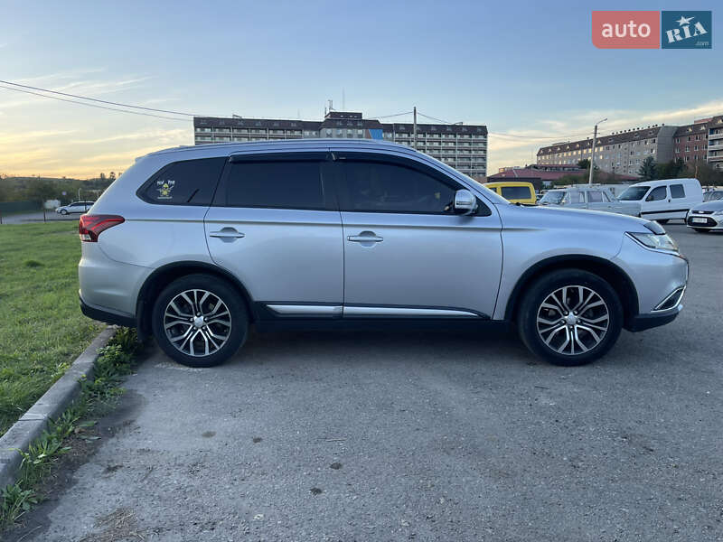 Позашляховик / Кросовер Mitsubishi Outlander 2015 в Миколаєві