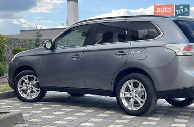 Внедорожник / Кроссовер Mitsubishi Outlander 2014 в 