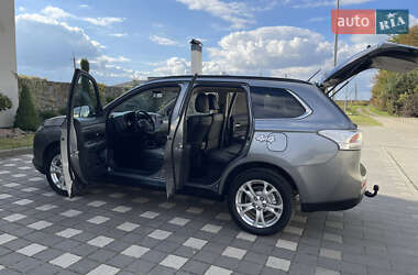 Внедорожник / Кроссовер Mitsubishi Outlander 2014 в 