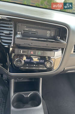 Внедорожник / Кроссовер Mitsubishi Outlander 2014 в 