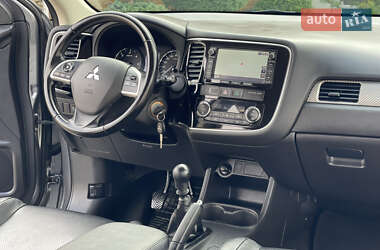 Внедорожник / Кроссовер Mitsubishi Outlander 2014 в 