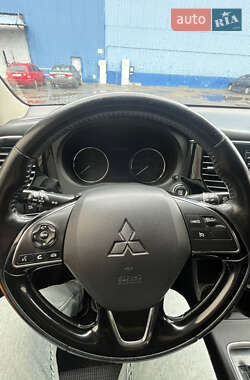 Внедорожник / Кроссовер Mitsubishi Outlander 2015 в 