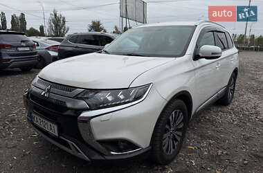 Позашляховик / Кросовер Mitsubishi Outlander 2020 в Києві