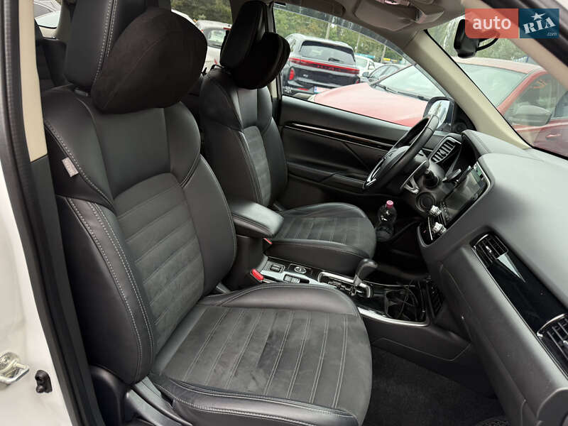 Внедорожник / Кроссовер Mitsubishi Outlander 2020 в Киеве