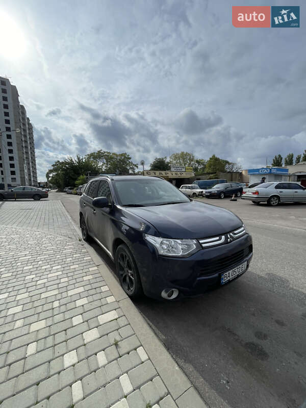 Позашляховик / Кросовер Mitsubishi Outlander 2013 в 