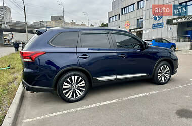 Внедорожник / Кроссовер Mitsubishi Outlander 2021 в Киеве