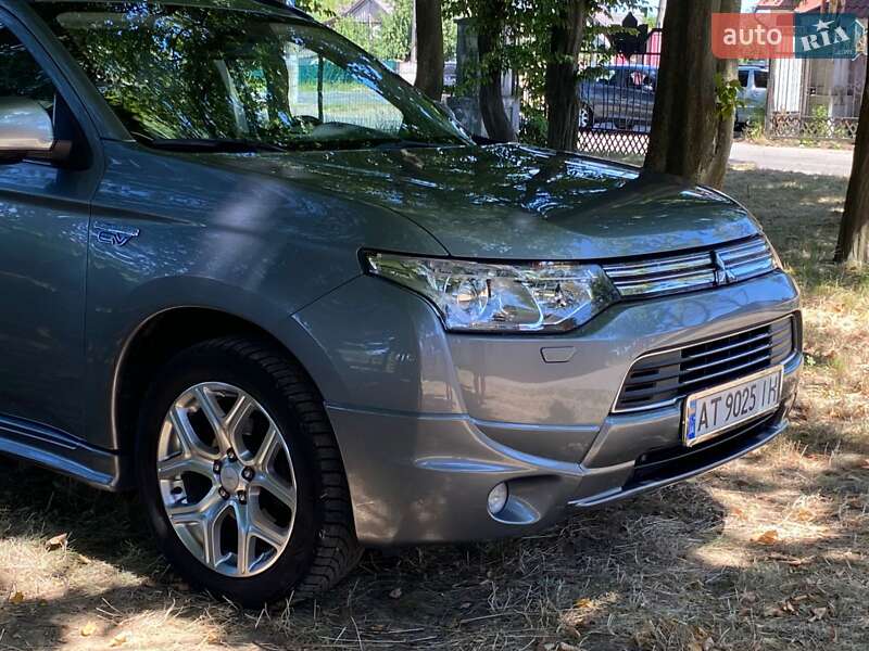 Внедорожник / Кроссовер Mitsubishi Outlander 2013 в Калуше