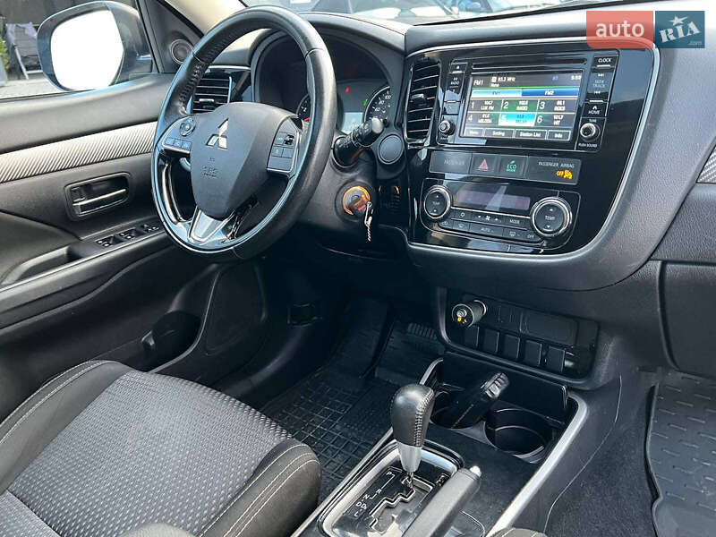 Позашляховик / Кросовер Mitsubishi Outlander 2017 в Львові фото 39 Позашляховик / Кросовер Mitsubishi Outlander 2017 в Львові