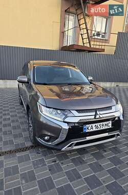 Внедорожник / Кроссовер Mitsubishi Outlander 2015 в 