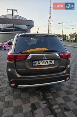 Внедорожник / Кроссовер Mitsubishi Outlander 2015 в 