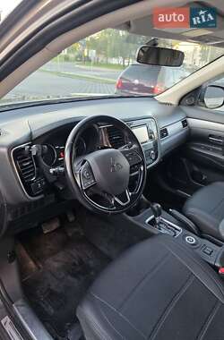 Внедорожник / Кроссовер Mitsubishi Outlander 2015 в 