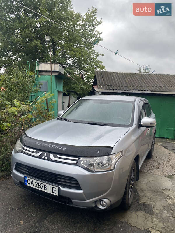 Внедорожник / Кроссовер Mitsubishi Outlander 2012 в 