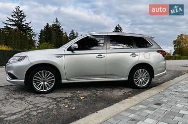 Внедорожник / Кроссовер Mitsubishi Outlander 2022 в 