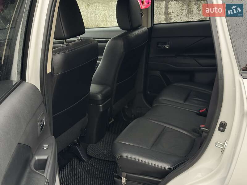 Позашляховик / Кросовер Mitsubishi Outlander 2016 в Тернополі