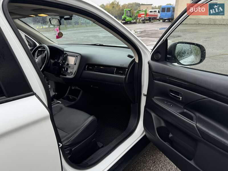 Позашляховик / Кросовер Mitsubishi Outlander 2016 в Тернополі