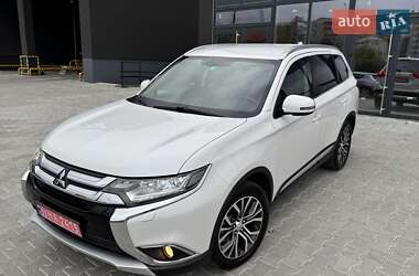Внедорожник / Кроссовер Mitsubishi Outlander 2016 в 