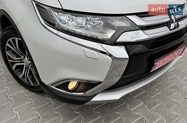 Внедорожник / Кроссовер Mitsubishi Outlander 2016 в 