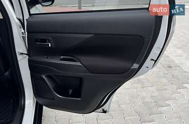 Внедорожник / Кроссовер Mitsubishi Outlander 2016 в 