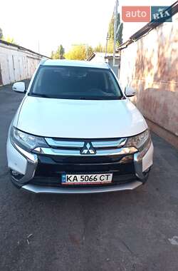 Внедорожник / Кроссовер Mitsubishi Outlander 2015 в 