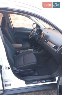 Внедорожник / Кроссовер Mitsubishi Outlander 2015 в 