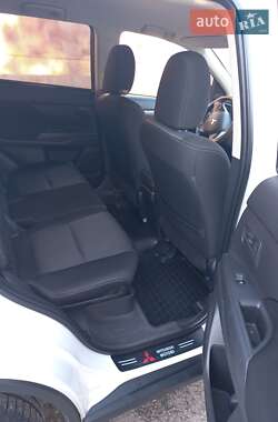 Внедорожник / Кроссовер Mitsubishi Outlander 2015 в 