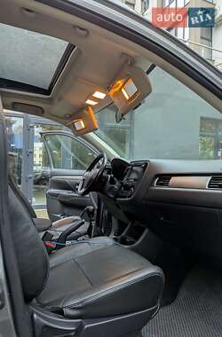 Внедорожник / Кроссовер Mitsubishi Outlander 2012 в 