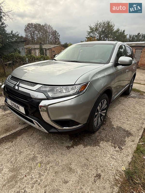 Внедорожник / Кроссовер Mitsubishi Outlander 2018 в 