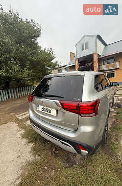 Внедорожник / Кроссовер Mitsubishi Outlander 2018 в 
