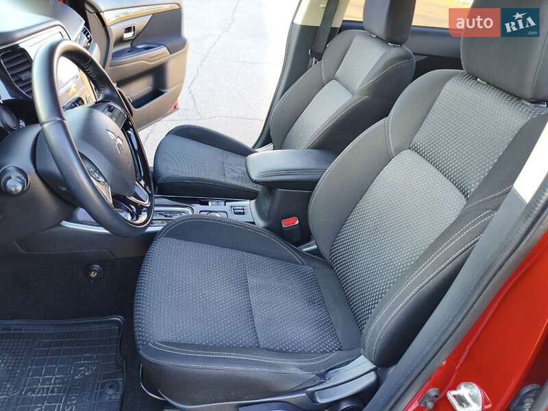 Позашляховик / Кросовер Mitsubishi Outlander 2018 в Києві