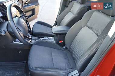 Внедорожник / Кроссовер Mitsubishi Outlander 2018 в 