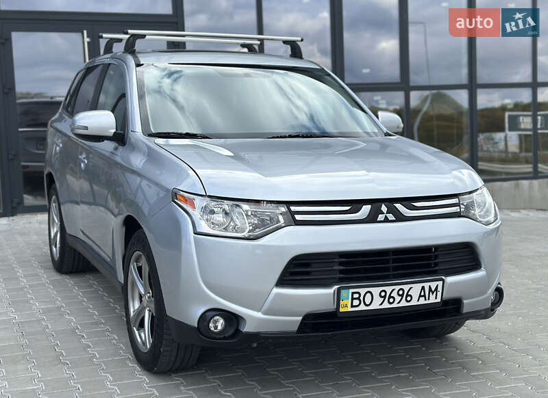 Внедорожник / Кроссовер Mitsubishi Outlander 2013 в 
