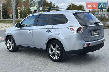 Внедорожник / Кроссовер Mitsubishi Outlander 2013 в 