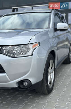 Внедорожник / Кроссовер Mitsubishi Outlander 2013 в 