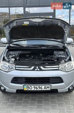 Внедорожник / Кроссовер Mitsubishi Outlander 2013 в 