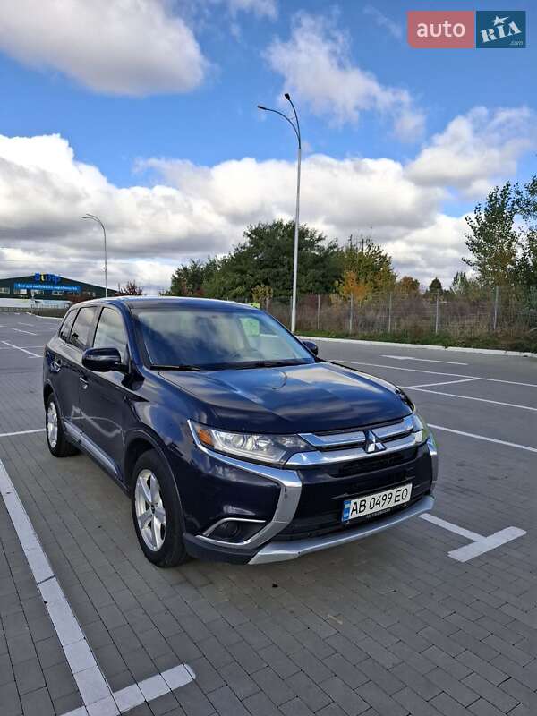 Внедорожник / Кроссовер Mitsubishi Outlander 2016 в 