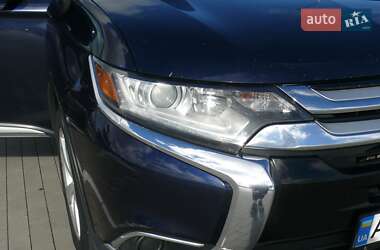 Внедорожник / Кроссовер Mitsubishi Outlander 2016 в 